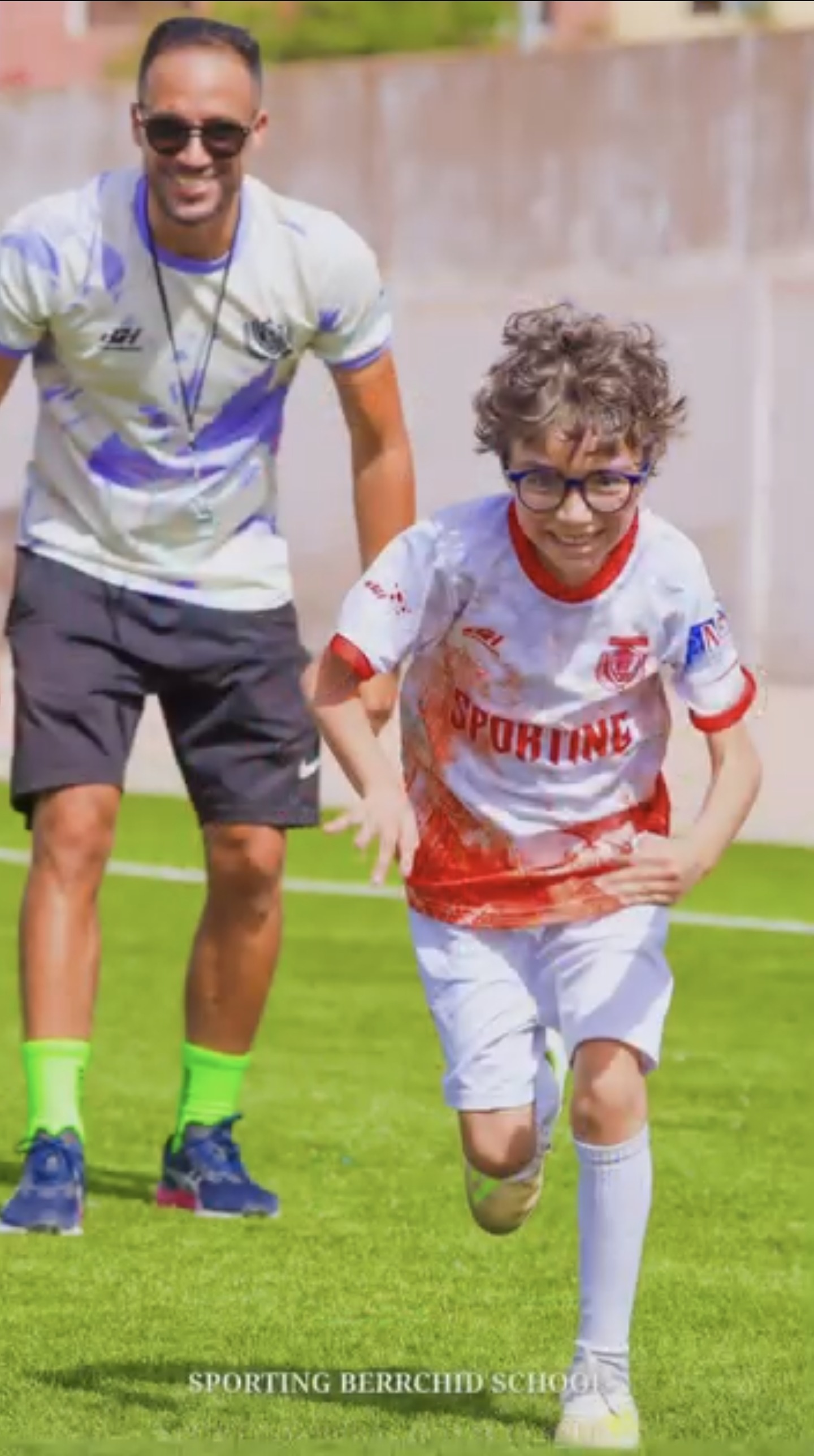 Omar Zouahri accompagne un jeune joueur sur le terrain